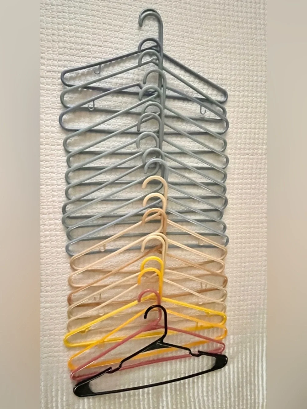 20 plastic tube hangers, Blue/Beige/Yellow/Pink/Brown